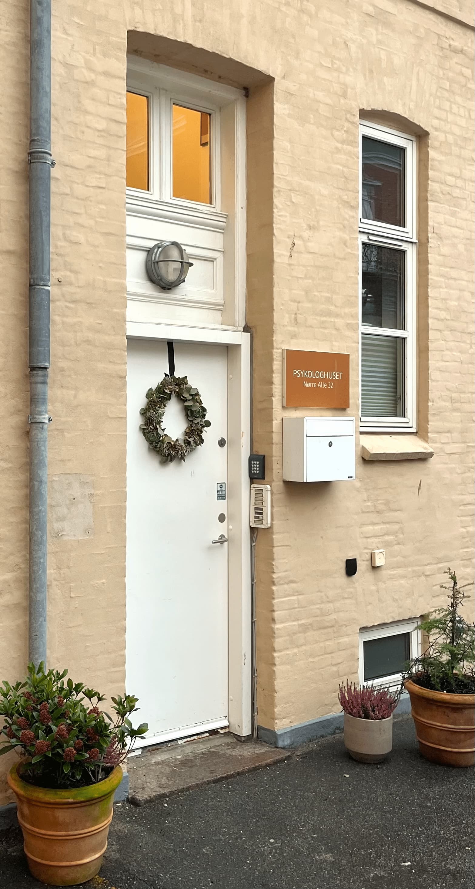 Hoveddøren til Psykologhuset Nørre Allé 32 i Aarhus